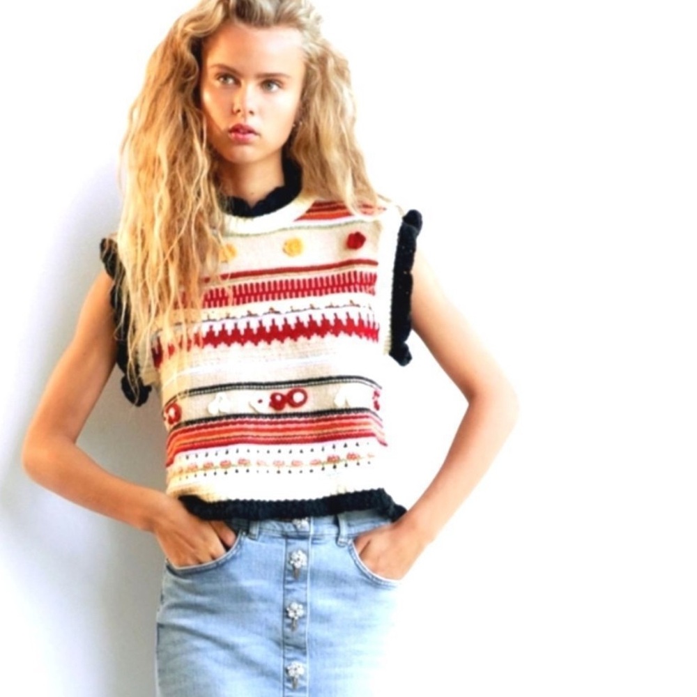 Zara NWT With Overlay Hand Crafted Flower
Detailed Top Size S